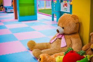 Read more about the article Kompleksowe sprzątanie w przedszkolu – dlaczego jest ważne i jak często je wykonywać?