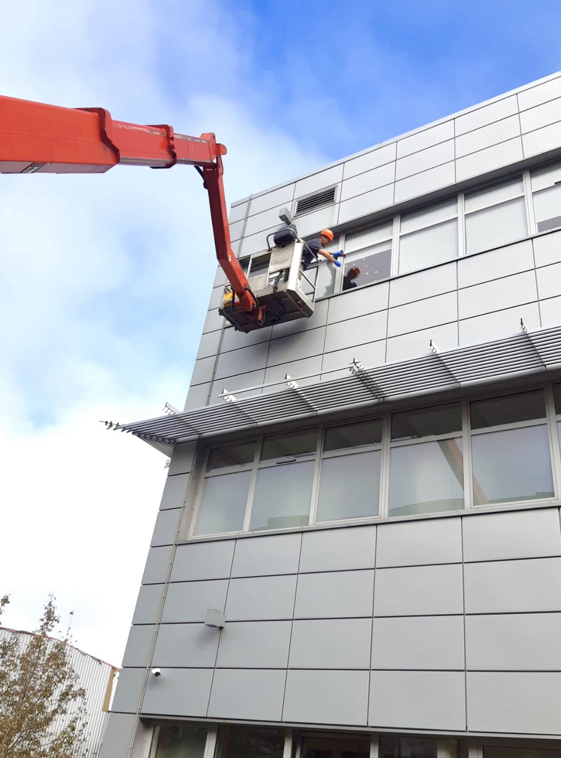 Read more about the article Jak myć okna i czym myć okna, żeby się błyszczały i nie było smug?